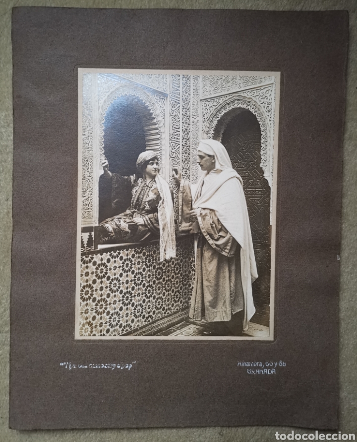 Fotograf&iacute;a antigua: Antigua Fotograf&iacute;a Alhambra de Granada Pareja vestida con trajes moros - Fot&oacute;grafo A. Linares