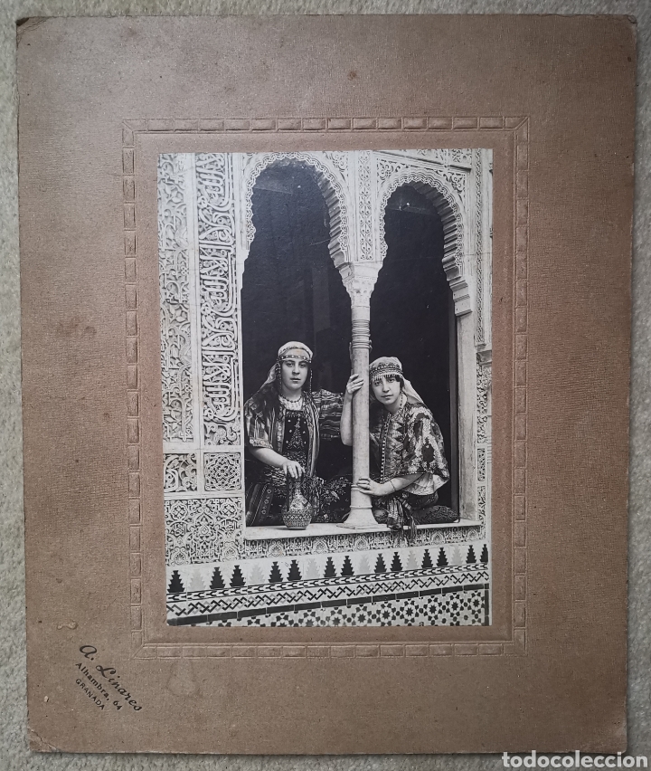 Fotograf&iacute;a antigua: Antigua Fotograf&iacute;a Alhambra de Granada Dos Chicas vestidas con trajes moros - Fot&oacute;grafo A. Linares