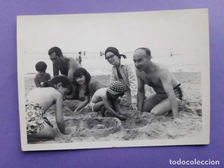Alte Fotografie: ANTIGUA FOTOGRAFIA FAMILIA HACIENDO CASTILLOS DE ARENA EN LA PLAYA