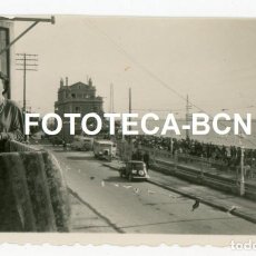 Fotografía antigua: FOTO ORIGINAL PREMIA DE MAR ESTACION DE TREN FIESTA CENTENARIO FERROCARRIL AUTOCAR COCHE AÑO 1948. Lote 233084255