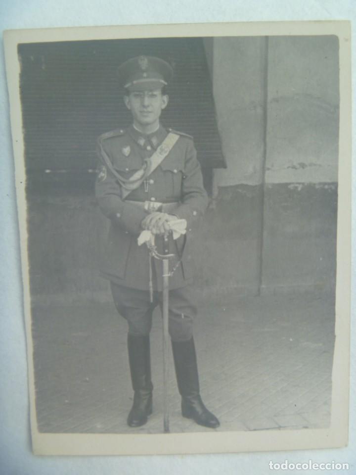 Fotograf&iacute;a antigua: FOTO DE ALFEREZ DE MILICIAS UNIVERSITARIAS DIVISION ACORAZADA, CON SABLE Y BOTAS DE MONTAR