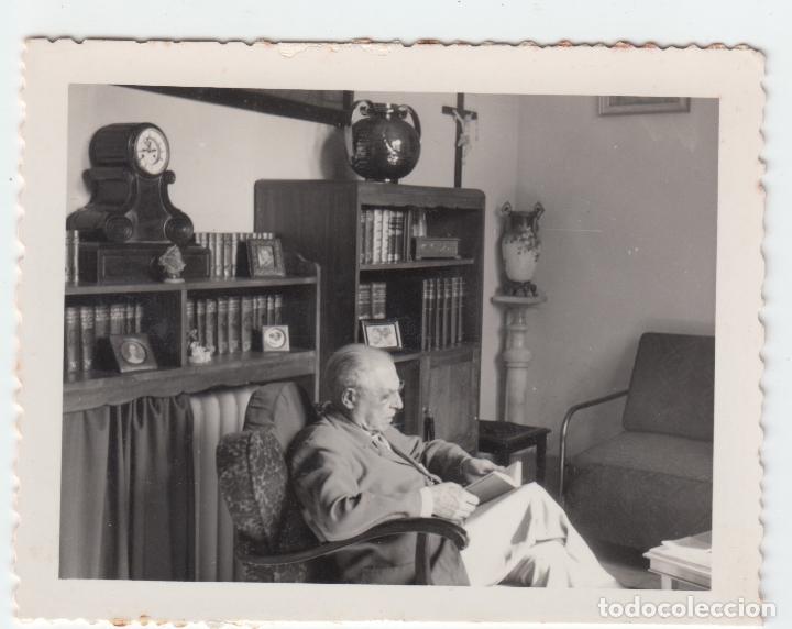 Photographie ancienne: Fotograf&iacute;a Se&ntilde;or leyendo un libro junto a su biblioteca 6x8 cm PEDIDO M&Iacute;NIMO 5&euro;