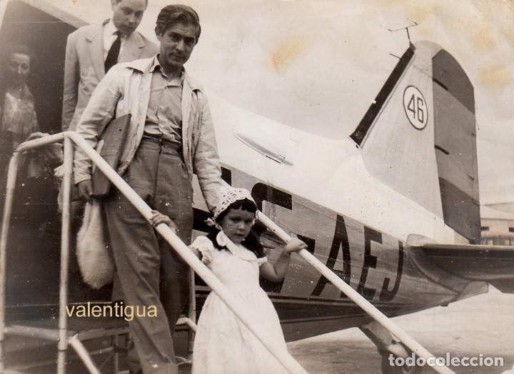Fotografia antiga: Magn&iacute;fica fotograf&iacute;a. Padre e hija bajando por la escalerilla de un antiguo avi&oacute;n. A&ntilde;os 40-50 qz