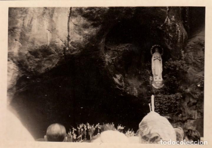 Fotograf&iacute;a antigua: Preciosa foto. Virgen Nuestra Se&ntilde;ora de Lourdes en la cueva. A&ntilde;os 60. qz