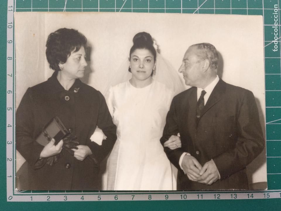Alte Fotografie: Fotograf&iacute;a Novia cogiendo del brazo a posibles padres o padrinos de boda15x11 cm PEDIDO M&Iacute;NIMO 5&euro;
