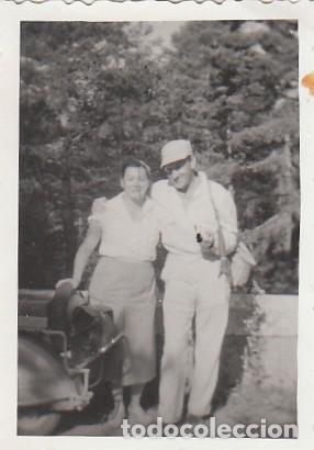Fotograf&iacute;a antigua: Pareja de viaje. Parte trasera de Vespa. A&ntilde;os 50-60. qz