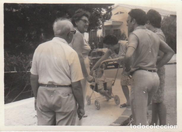 Antique Photography: Todos alrededor del beb&eacute; en su cochecito. A&ntilde;os 60. qz