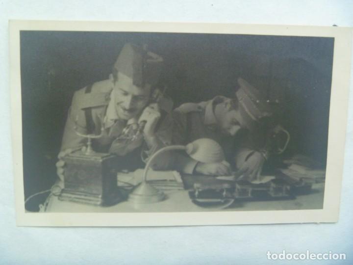 Alte Fotografie: FOTO DE MILITARES DE REGULARES ( CON TRBUSH Y GORA DE PLATO ) EN OFICINA, TELEFONO, ETC. NADOR 1954