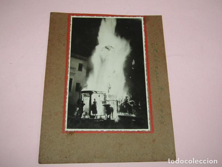 Photographie ancienne: Antigua Hoguera en Llamas en las Hogueras de San Juan de Alicante del A&ntilde;o 1946