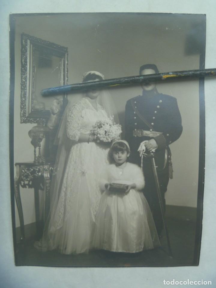 Fotograf&iacute;a antigua: GUARDIA CIVIL : GRAN FOTO DE BODA DE TENIENTE DE GRAN GALA CON CORDON Y SABLE .... 18 X 24 CM