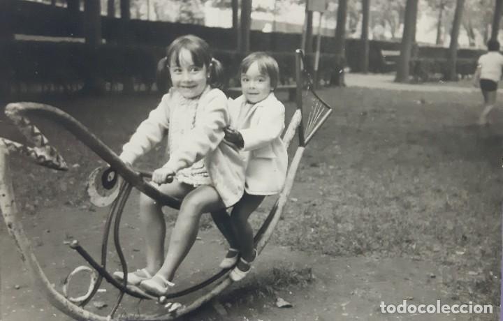 Fotografia antica: ANTIGUA FOTOGRAFIA NI&Ntilde;AS COLUMPIO PARQUE LEON