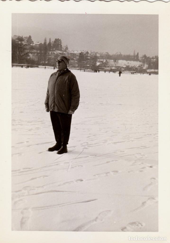 Fotografia antiga: Preciosa foto. Se&ntilde;or en paisaje nevado. Lago helado con barcas atrapadas. A&ntilde;os 50-60. qz