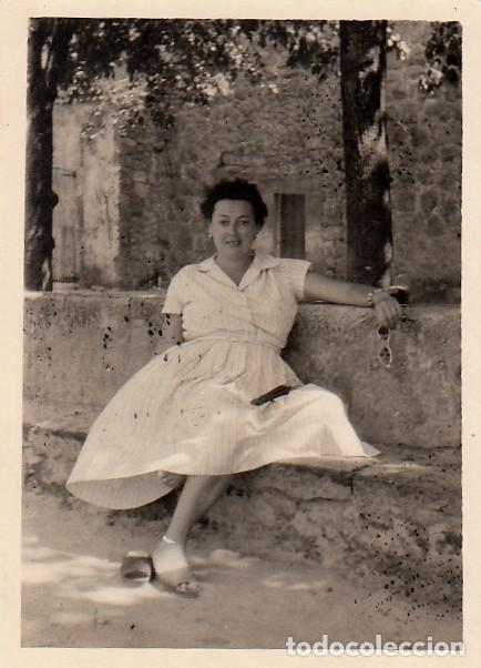 Antique Photography: Preciosa foto. Dama sentada delante de bellas ruinas. A&ntilde;os 60. qz