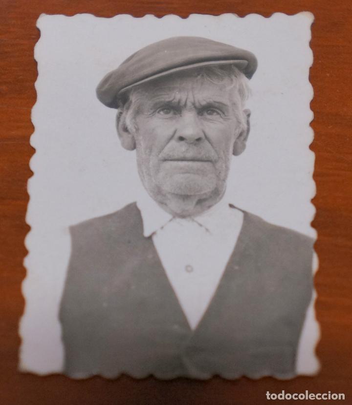 Fotograf&iacute;a antigua: FOTOGRAFIA SE&Ntilde;OR CON BOINA TAMA&Ntilde;O CARNET.