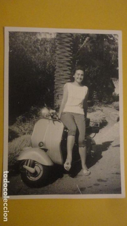Fotograf&iacute;a antigua: ANTIGUA FOTOGRAFIA.CHICA JUNTO A MOTO VESPA.SEVILLA 1957