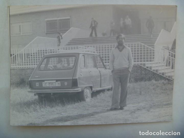 Antique Photography: FOTO DE HOMBRE CON COCHE RENAULT DE EPOCA MATRICULA DE SEVILLA ......... 12,5 X 17,5 CM