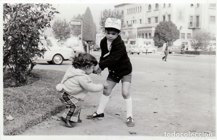 Fotograf&iacute;a antigua: Preciosa foto. Ni&ntilde;os en calle de Castell&oacute;n Seat 850 Simca 1000 Dyane 6 1973 gf