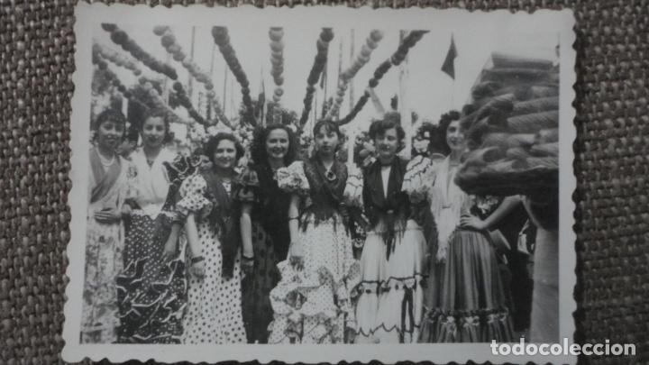 Fotograf&iacute;a antigua: ANTIGUA FOTOGRAFIA CHICAS EN FERIA DE SEVILLA 1950
