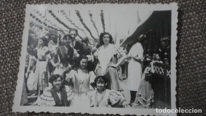 Fotografia antiga: ANTIGUA FOTOGRAFIA CHICAS EN FERIA DE SEVILLA 1950