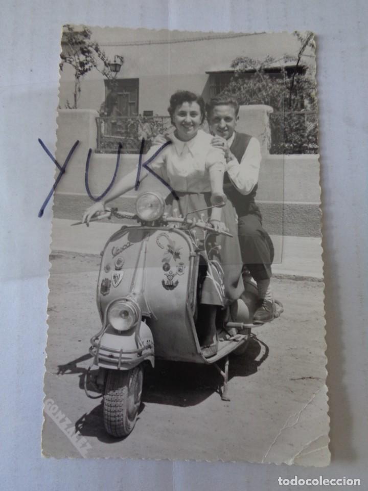 Fotograf&iacute;a antigua: Bonita foto de vespa de finales de los a&ntilde;os 50