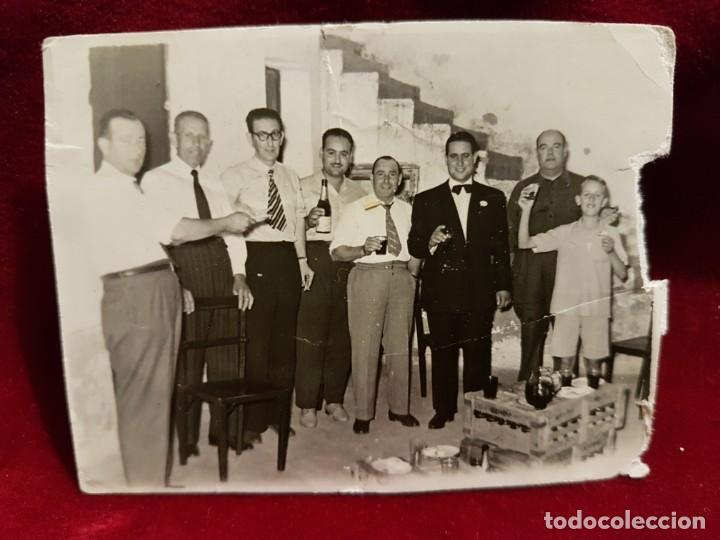 Fotograf&iacute;a antigua: Foto celebracion con caja madera cerveza Mahou