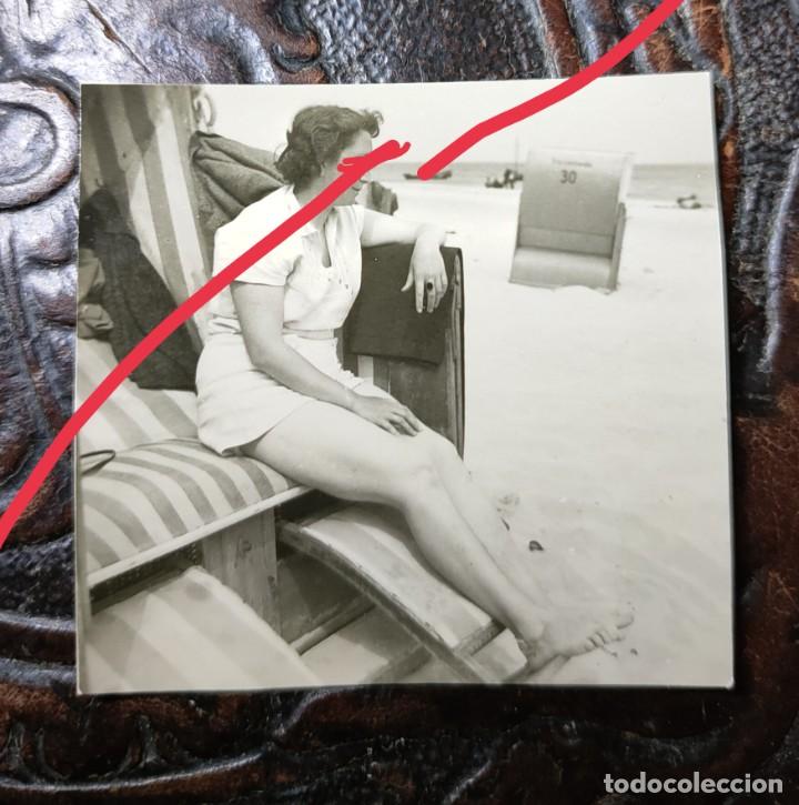 Fotografia antica: Antigua fotograf&iacute;a. Chica en la playa. Foto a&ntilde;os 50.