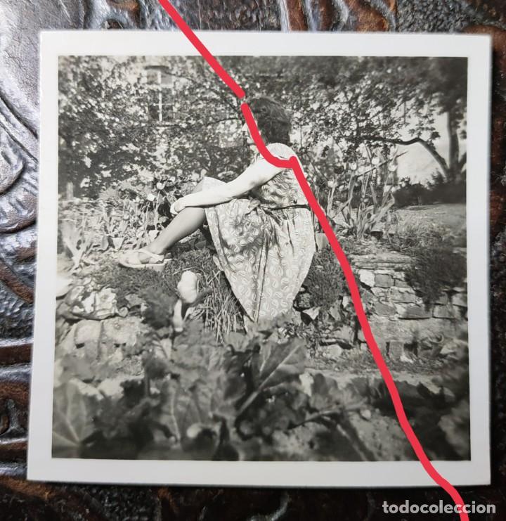 Fotografia antica: Antigua fotograf&iacute;a. Chica en el campo. Foto a&ntilde;os 50.