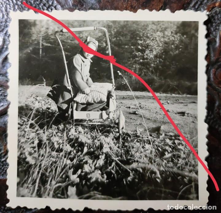 Fotografia antiga: Antigua fotograf&iacute;a. Ni&ntilde;a con el carrito. Foto a&ntilde;os 50.