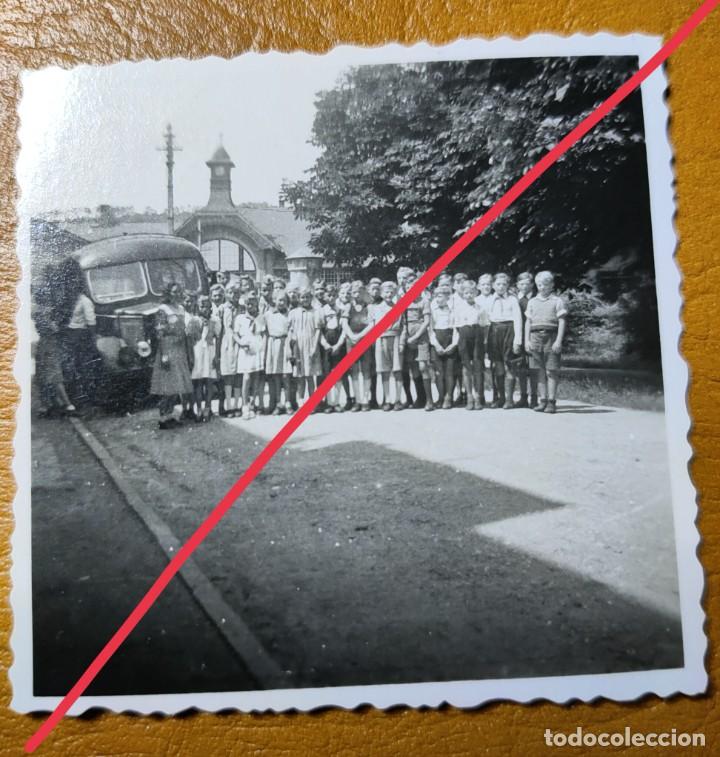 Fotografia antica: Antigua fotograf&iacute;a. Ni&ntilde;os junto al autob&uacute;s. foto a&ntilde;os 40/50.