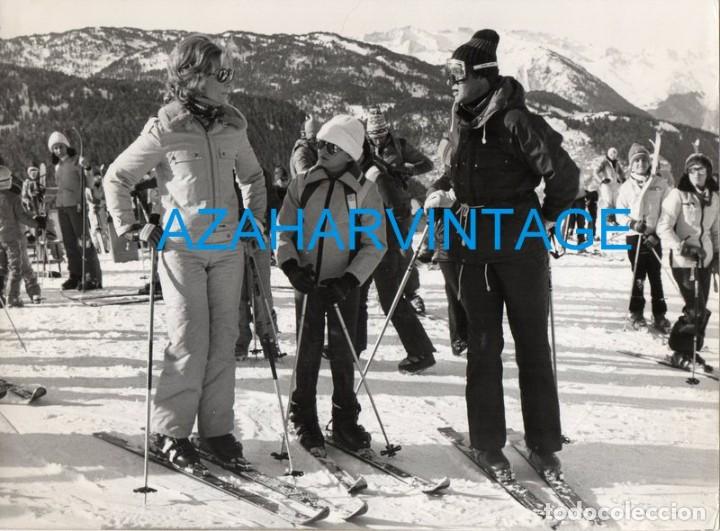 Fotograf&iacute;a antigua: BAQUEIRA BERET, 1976, LA FAMILIA REAL PRACTICANDO ESQUI, 24X18 CMS