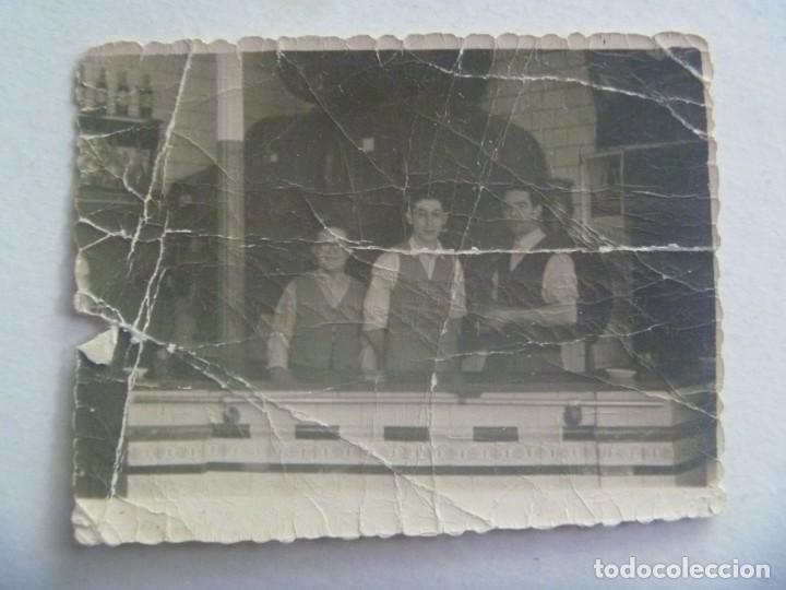 Photographie ancienne: FOTO DE HOMBRES EN UNA TABERNA O BAR , BARRILES , ETC . A&Ntilde;OS 40