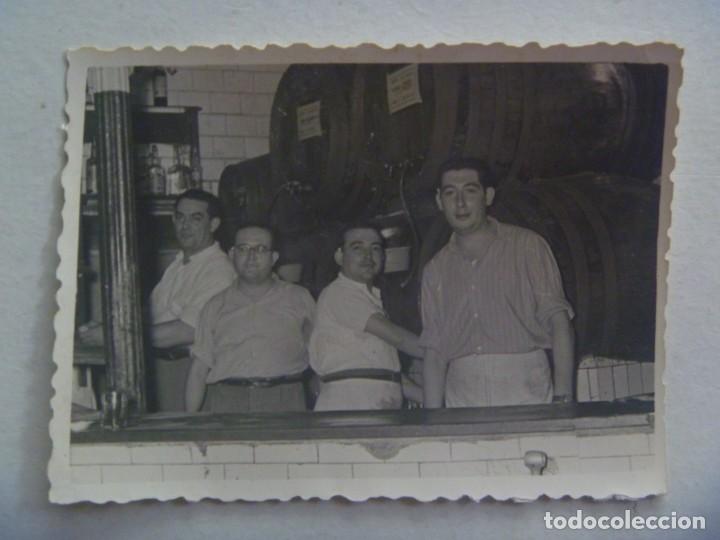 Antique Photography: FOTO DE HOMBRES EN UNA TABERNA O BAR , BARRILES , ETC . A&Ntilde;OS 40