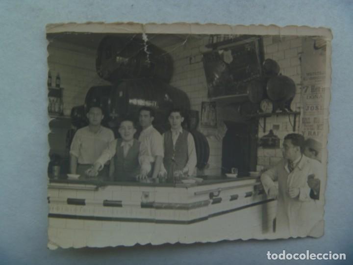 Antique Photography: FOTO DE HOMBRES EN UNA TABERNA O BAR , BARRILES , ETC . A&Ntilde;OS 40
