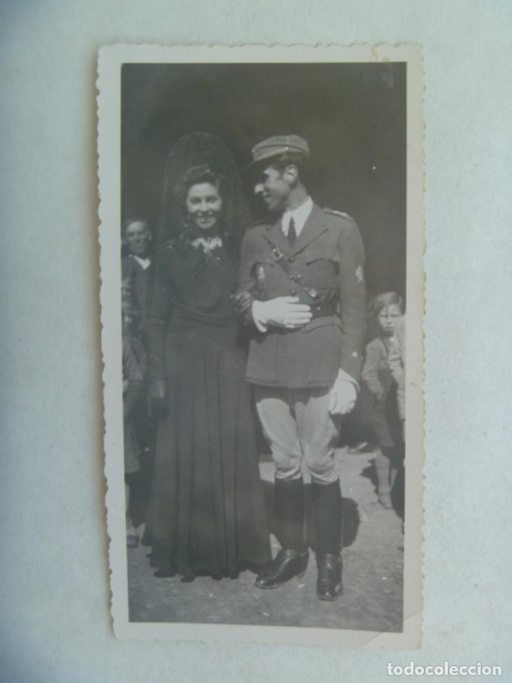 Fotograf&iacute;a antigua: FOTO BODA: NOVIA CON PEINETA Y MANTILLA, NOVIO TENIENTE DE LA LEGION CON TERESIANA 4 ANGULOS HERIDO