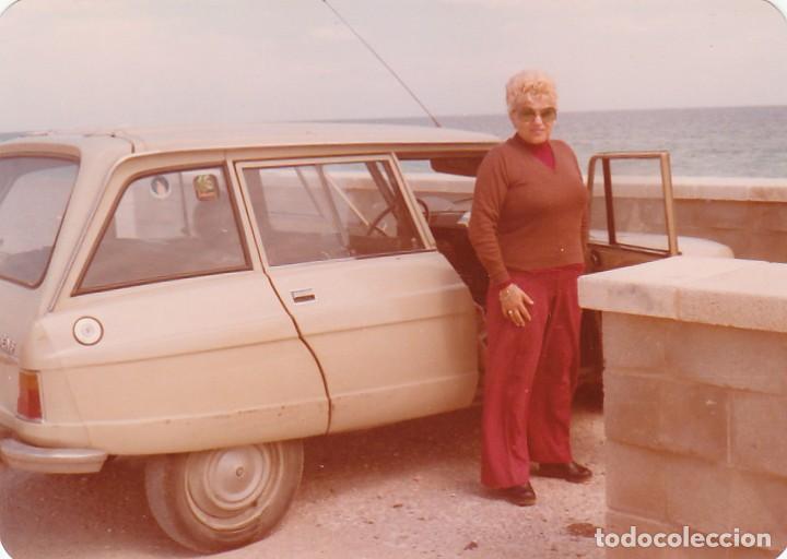 Fotograf&iacute;a antigua: Se&ntilde;ora con Citro&euml;n C8 Familiar. A&ntilde;os 70.
