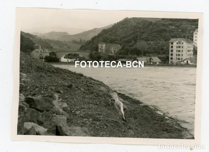 Fotografia antica: FOTO ORIGINAL LEKEITIO PUENTE SOBRE LA RIA A&Ntilde;O 1958
