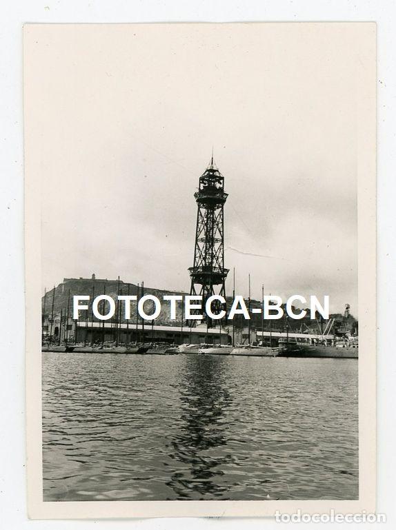 Fotografia antica: FOTO ORIGINAL PUERTO DE BARCELONA TORRE JAUME I BARCOS A VELA VELEROS YATES A&Ntilde;O 1958