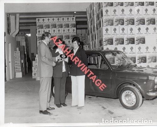 Fotograf&iacute;a antigua: ANTIGUA FOTOGRAFIA, SORTEO DE UN COCHE, BRANDY FUNDADOR, RARA,220X180MM