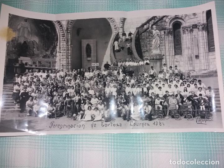 Fotografia antiga: FOTOGRAFIA PEREGRINACION DE TORTOSA A LOURDES 1984. VIRON. 41,5 X 24 CM.