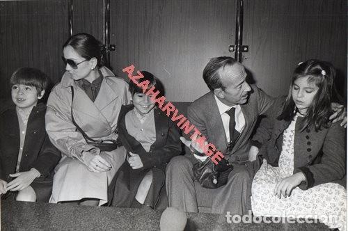 Fotograf&iacute;a antigua: 1982, EL PADRE DE JULIO IGLESIAS TRAS SER LIBERADO DEL SECUESTRO DE ETA, 24X18 CMS