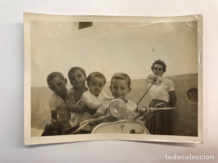 Fotograf&iacute;a antigua: VESPA Y NI&Ntilde;OS.., fotograf&iacute;a Miguelin y sus incondicionales... (h.1960?)