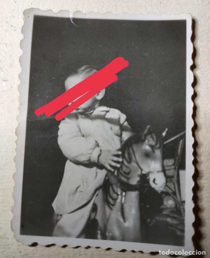 Fotografia antica: Antigua fotograf&iacute;a. Ni&ntilde;o en el caballito. foto a&ntilde;os 40/50..