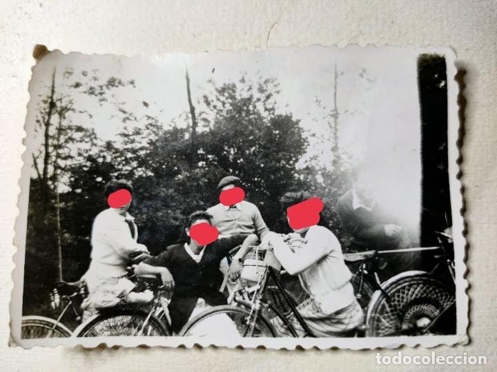 Alte Fotografie: Antigua fotograf&iacute;a. Municipio de zum&aacute;rraga. Guip&uacute;zcoa. Chicas con la bicicleta.Foto a&ntilde;os 40.