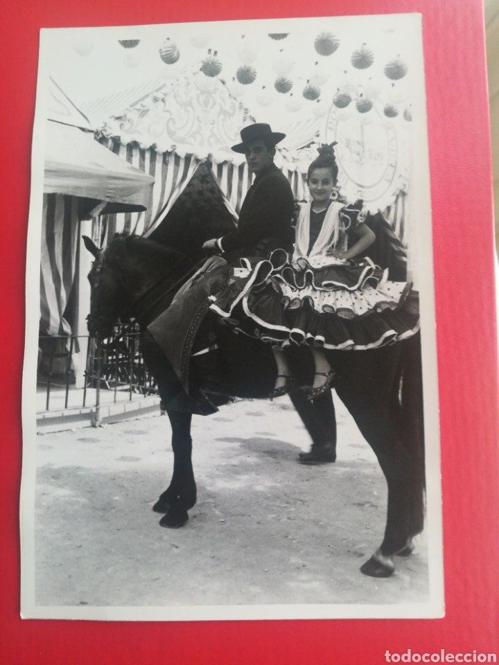 Fotograf&iacute;a antigua: Gran fotograf&iacute;a de Caballista con ni&ntilde;a Vestida flamenca. Feria de Sevilla. A&ntilde;os 60 o 70.