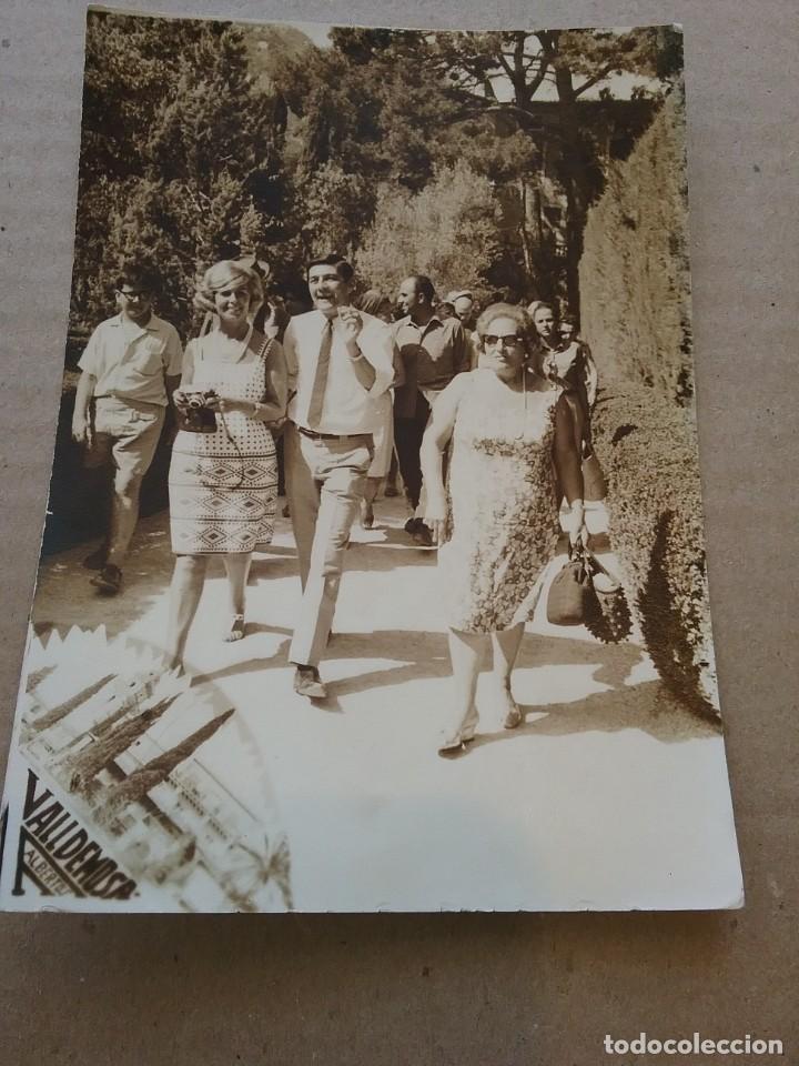 Fotograf&iacute;a antigua: Fotograf&iacute;a, Gu&iacute;a con turistas en V&aacute;lldemosa. A&ntilde;os 60 (358)