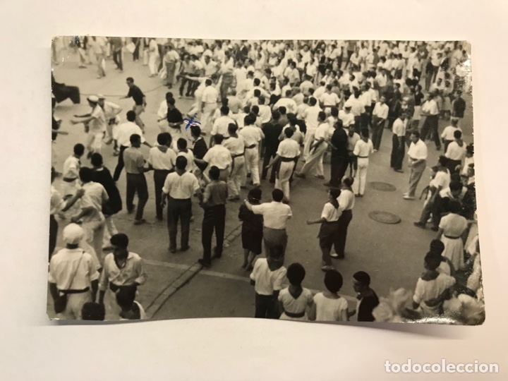 Fotograf&iacute;a antigua: SAN FERM&Iacute;N. Fotograf&iacute;a original a&ntilde;os sesenta. Ambiente festivo en sus calles... (h.1960?)