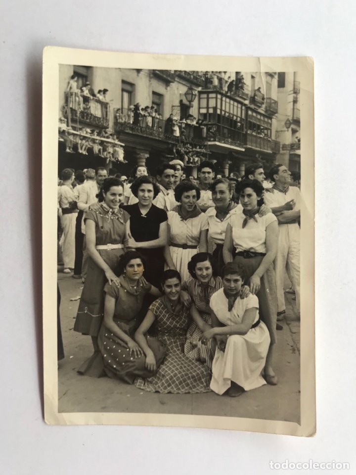 Fotograf&iacute;a antigua: SAN FERM&Iacute;N. Fotograf&iacute;a Calle Estafeta?.. en d&iacute;as de Fiesta..., grupos de j&oacute;venes (h.1950?)