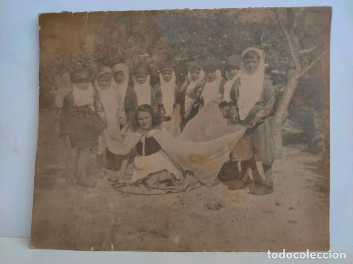 Fotograf&iacute;a antigua: Foto de Blancanieves con 9 enanitos. Colegio R.R.M.M de Santander. A&ntilde;os 20/30