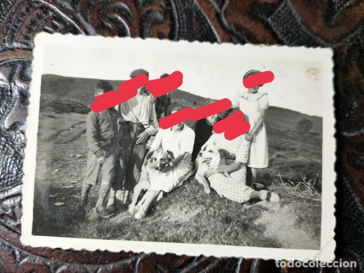 Fotografia antica: Antigua fotograf&iacute;a de luco (luko) Arrazua-Ubarrundia. &Aacute;lava.vitoria. con los perros. Foto a&ntilde;os 40.