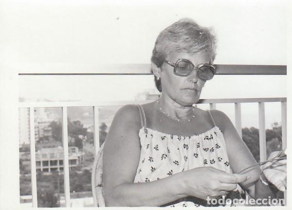 Alte Fotografie: Dama en el balc&oacute;n. Al fondo edificios en construcci&oacute;n. Benicasim Castell&oacute;n. A&ntilde;o 1980. gf